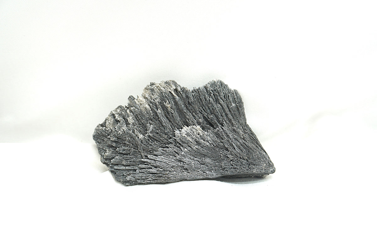 CYANITE NOIRE BRUTE (52 grammes)