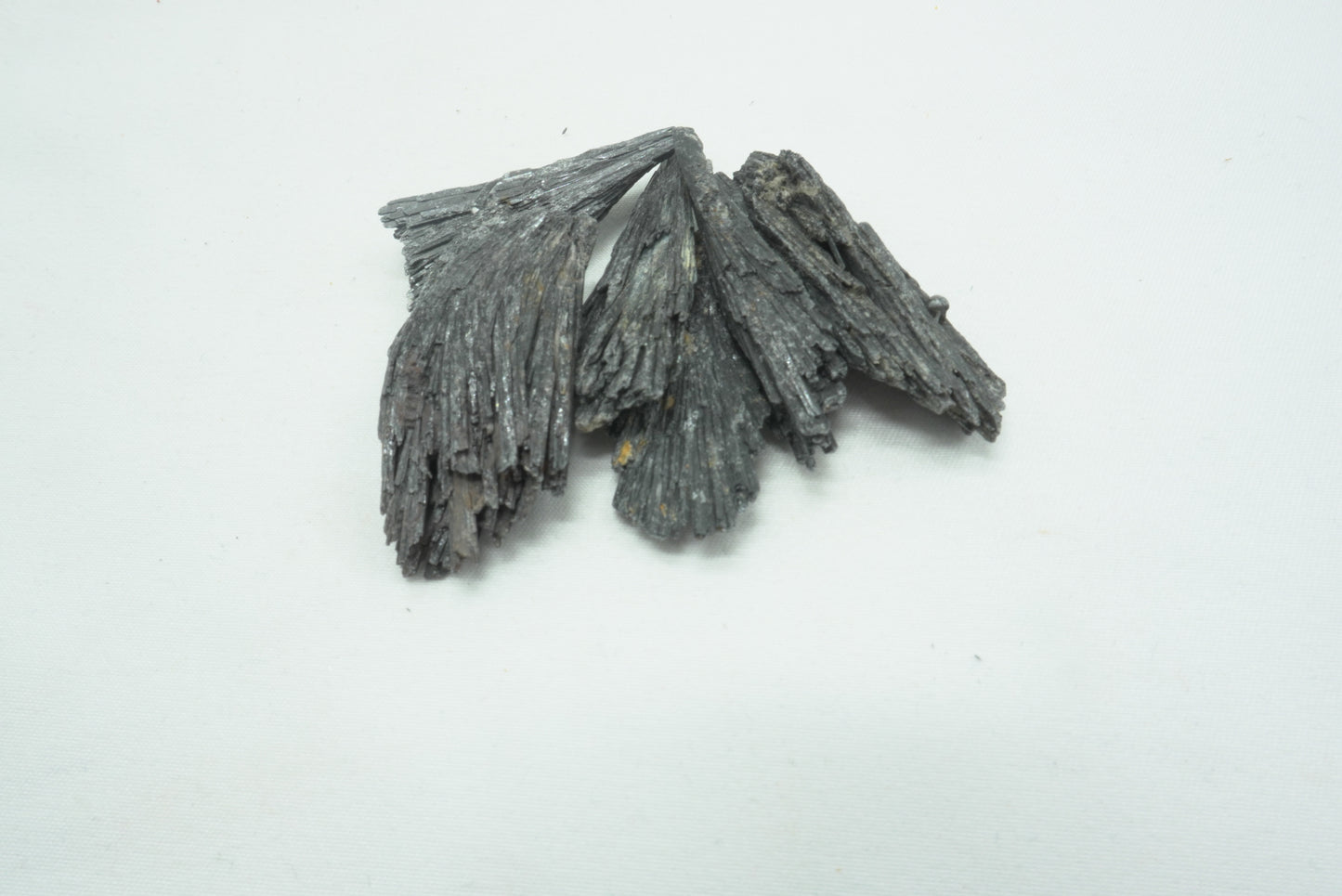 CYANITE NOIRE BRUTE (entre 5 et 10 grammes)