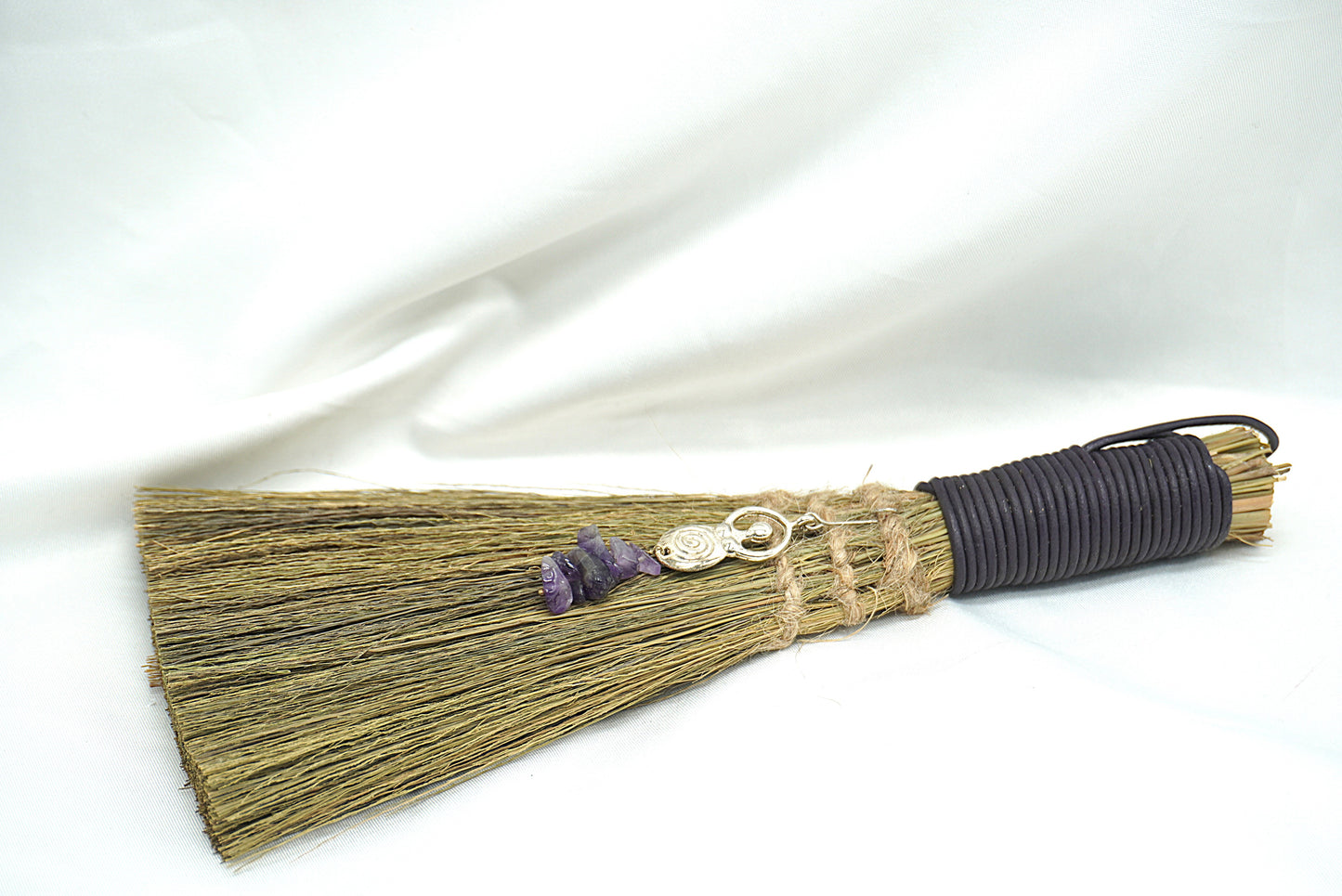 BALAI DE SORCIERE EN GENET NATUREL ET AMETHYSTE