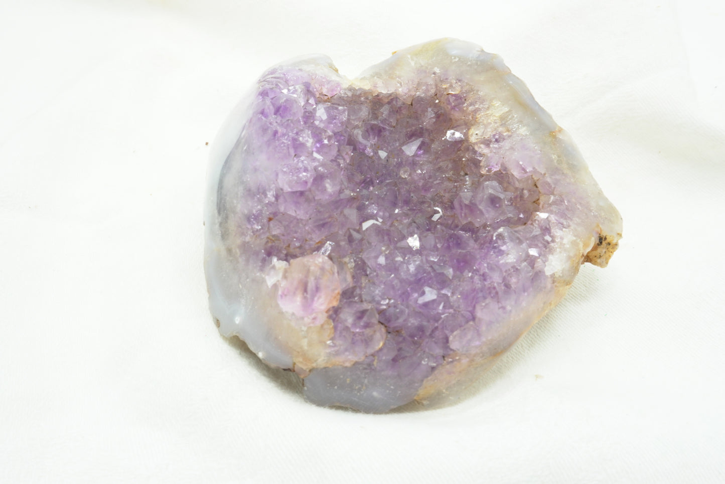 GEODE D'AMETHYSTE SUR GANGUE D'AGATE (302 grammes)