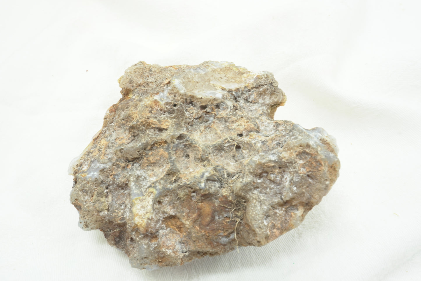 GEODE D'AMETHYSTE SUR GANGUE D'AGATE (302 grammes)