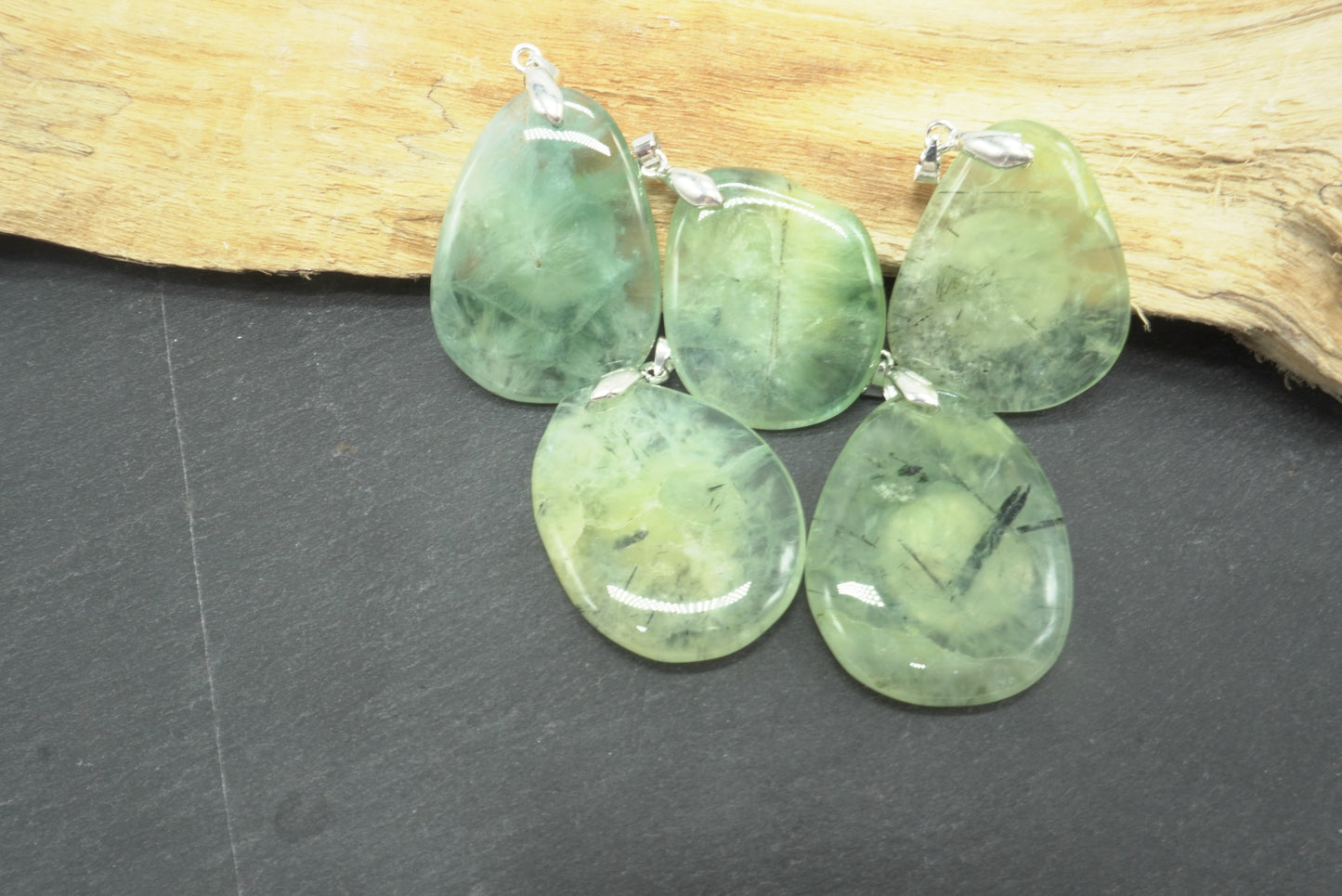 PENDENTIF PIERRE PLATE PREHNITE