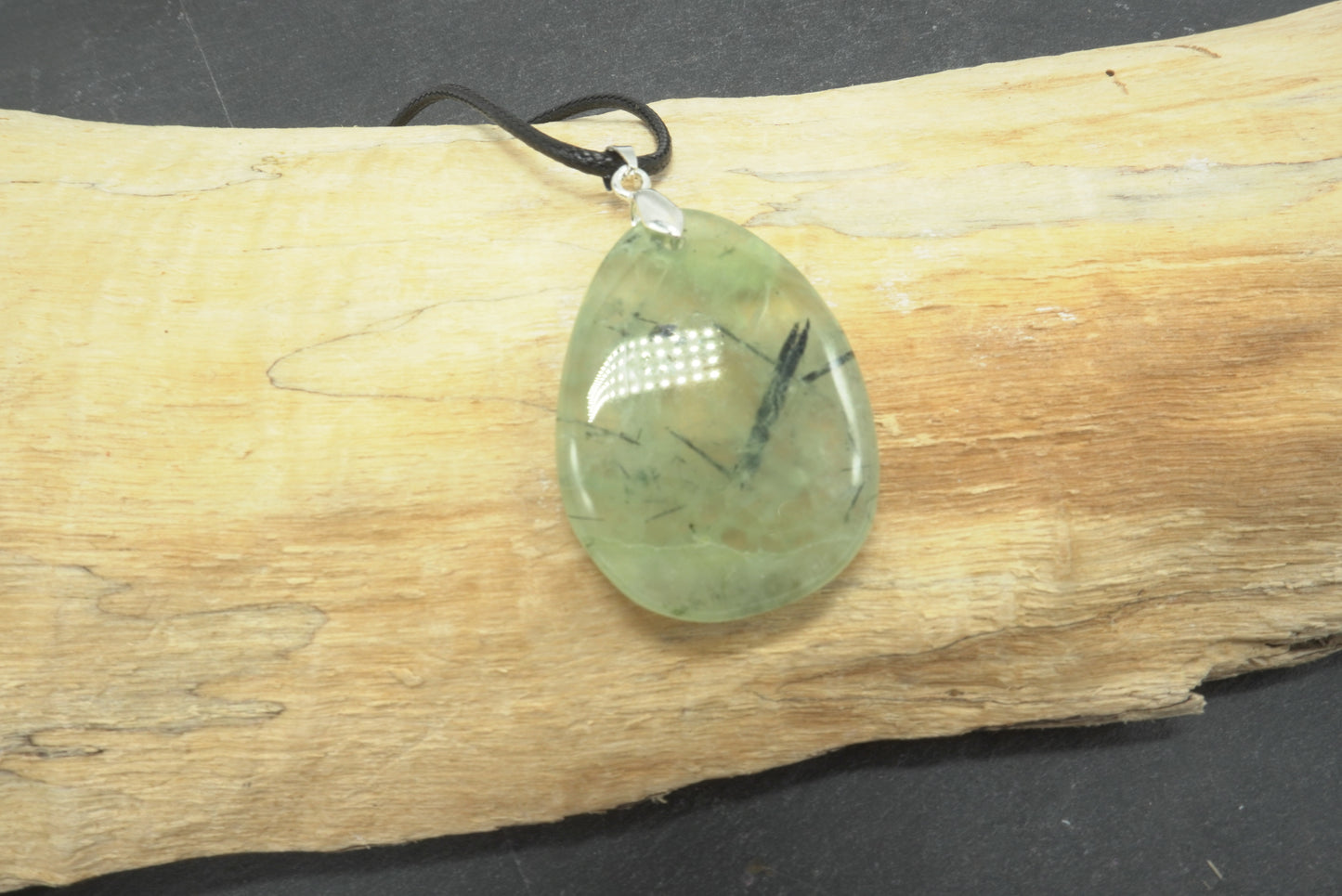 PENDENTIF PIERRE PLATE PREHNITE