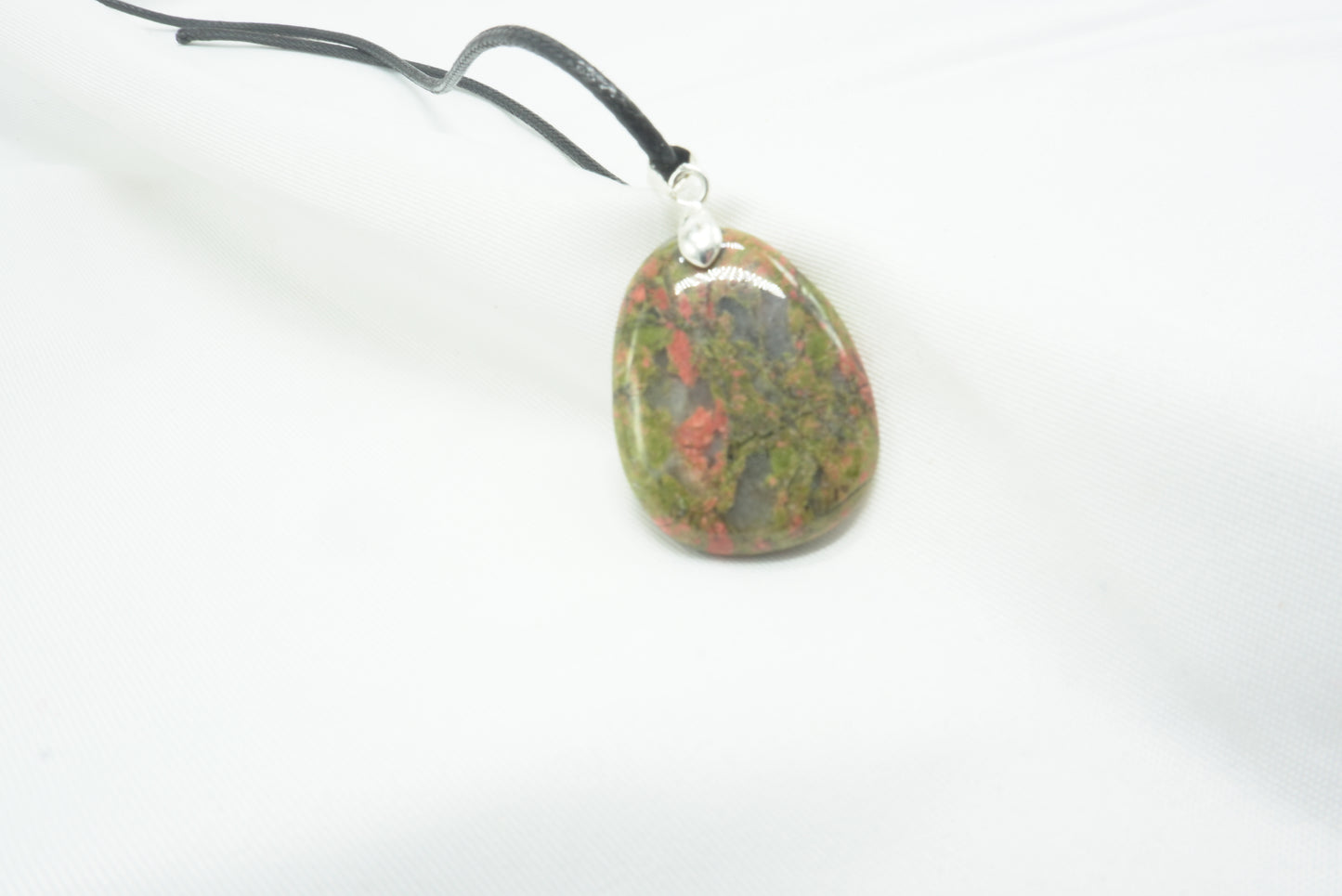 PENDENTIF PIERRE PLATE UNAKITE
