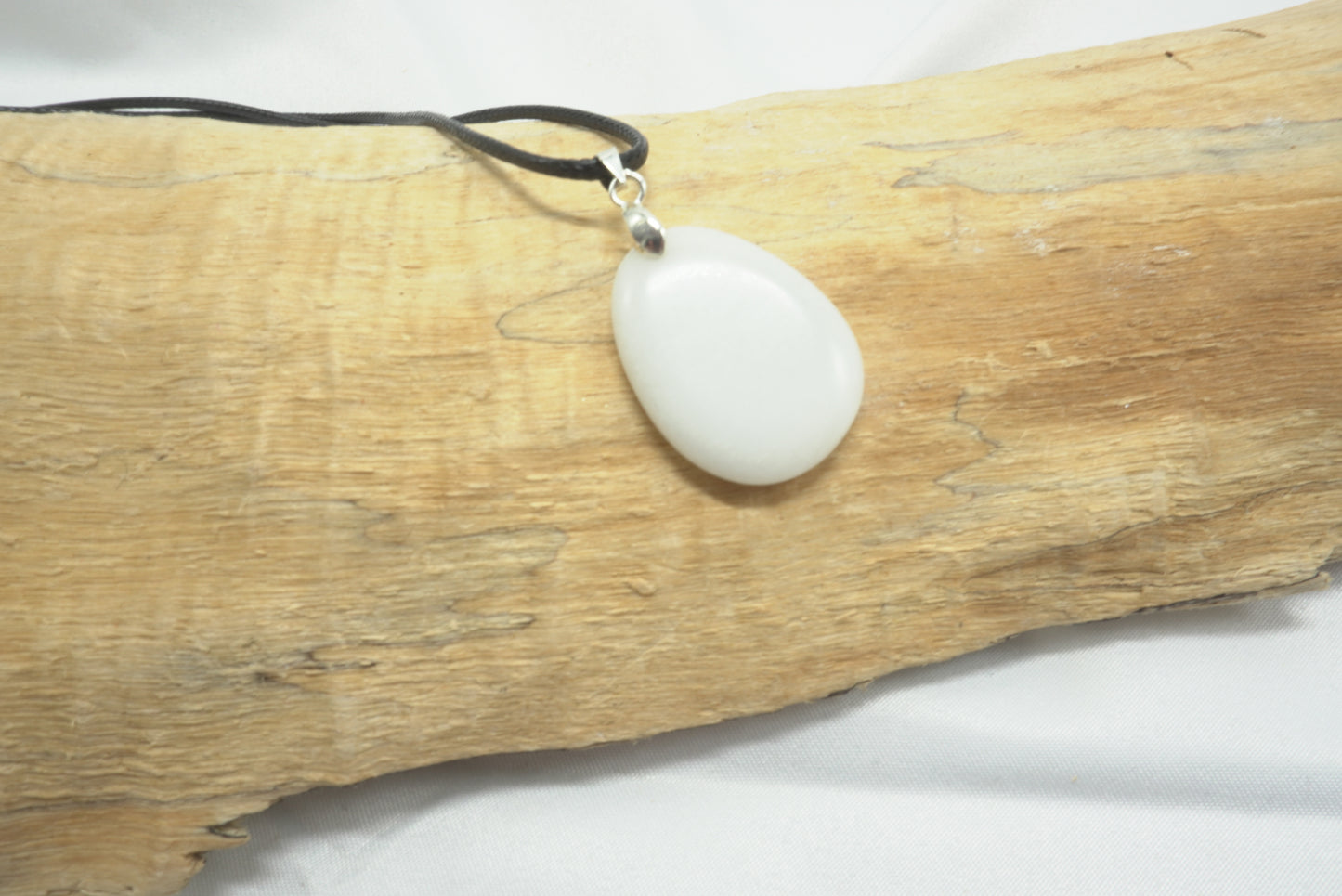 PENDENTIF PIERRE PLATE JADE BLANC