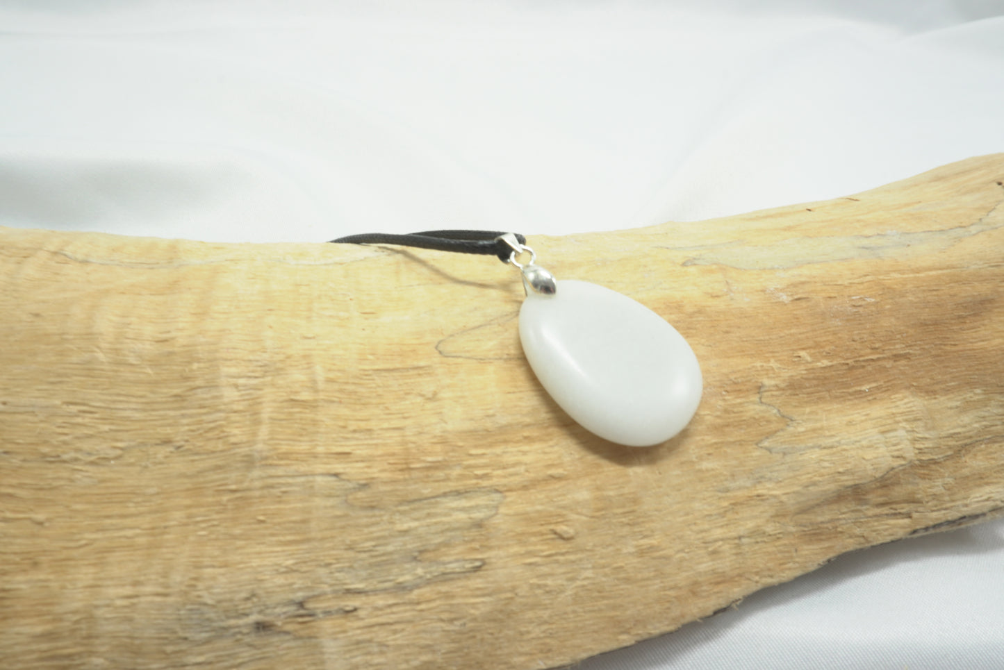 PENDENTIF PIERRE PLATE JADE BLANC