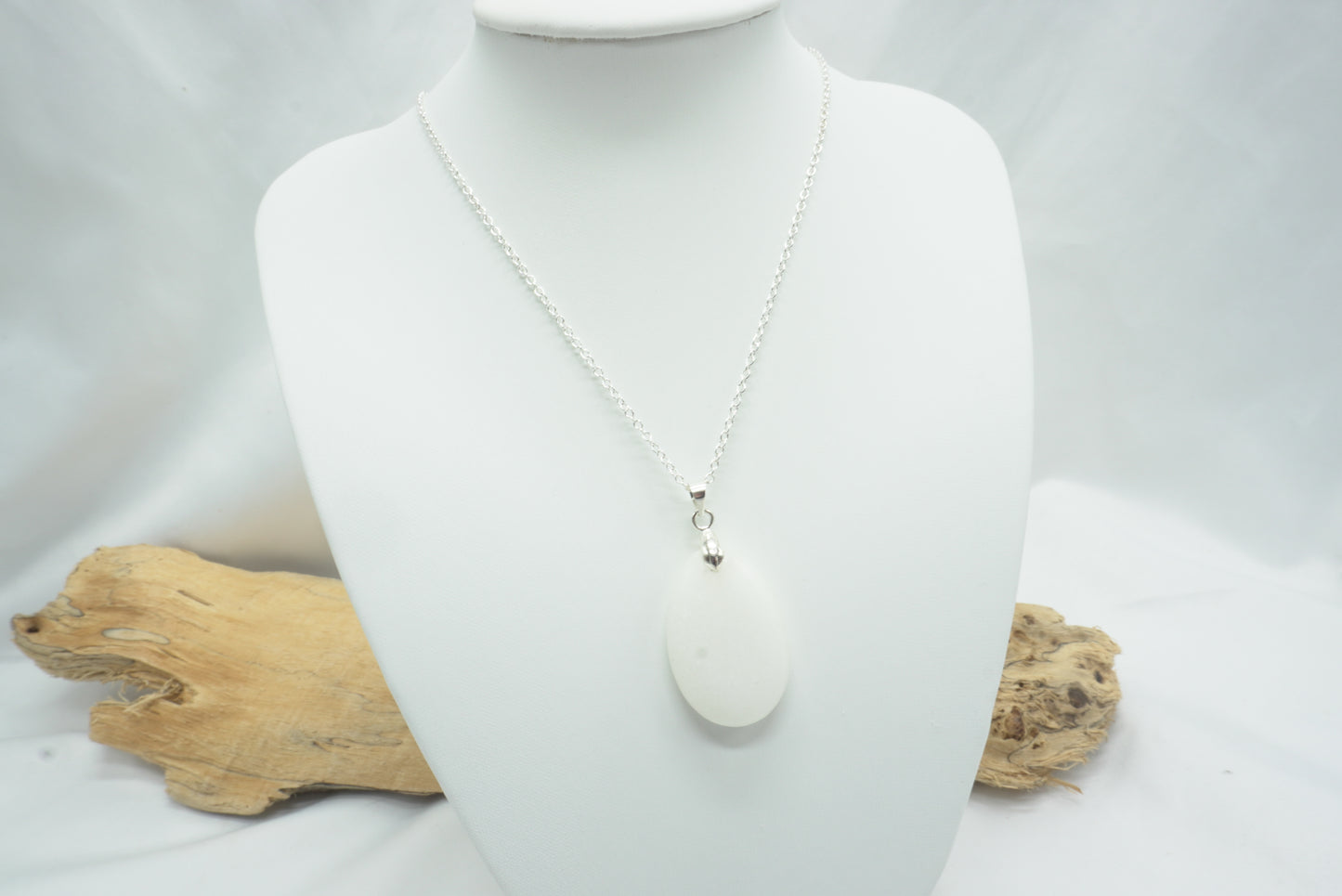 PENDENTIF PIERRE PLATE JADE BLANC