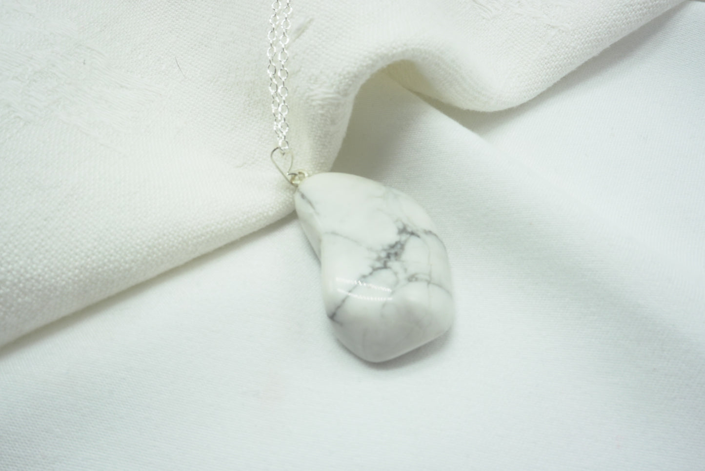 PENDENTIF HOWLITE PIERRE ROULEE