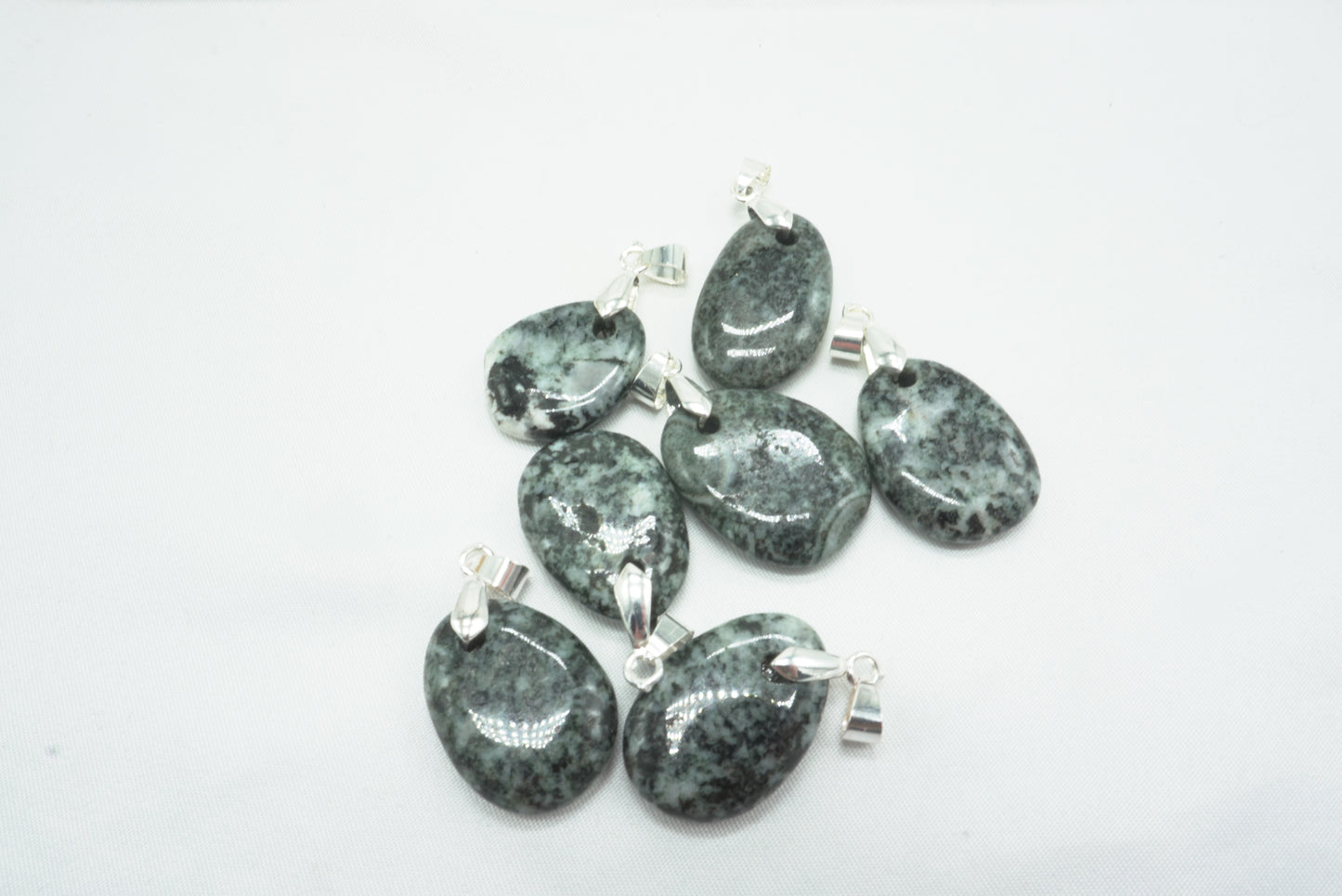 PENDENTIF PIERRE PLATE DIORITE ORBICULAIRE