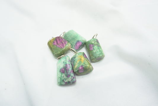 PENDENTIF RUBIS SUR FUSCHITE