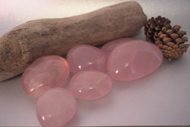 GALET QUARTZ ROSE ( moins de 100 grammes)