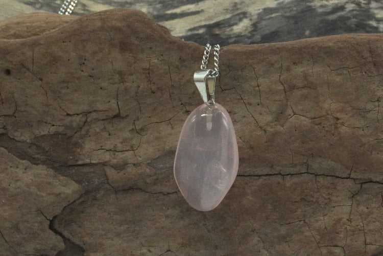 PENDENTIF QUARTZ ROSE PIERRE ROULEE