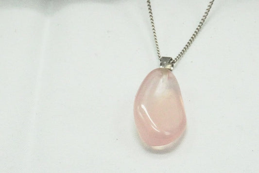PENDENTIF QUARTZ ROSE PIERRE ROULEE