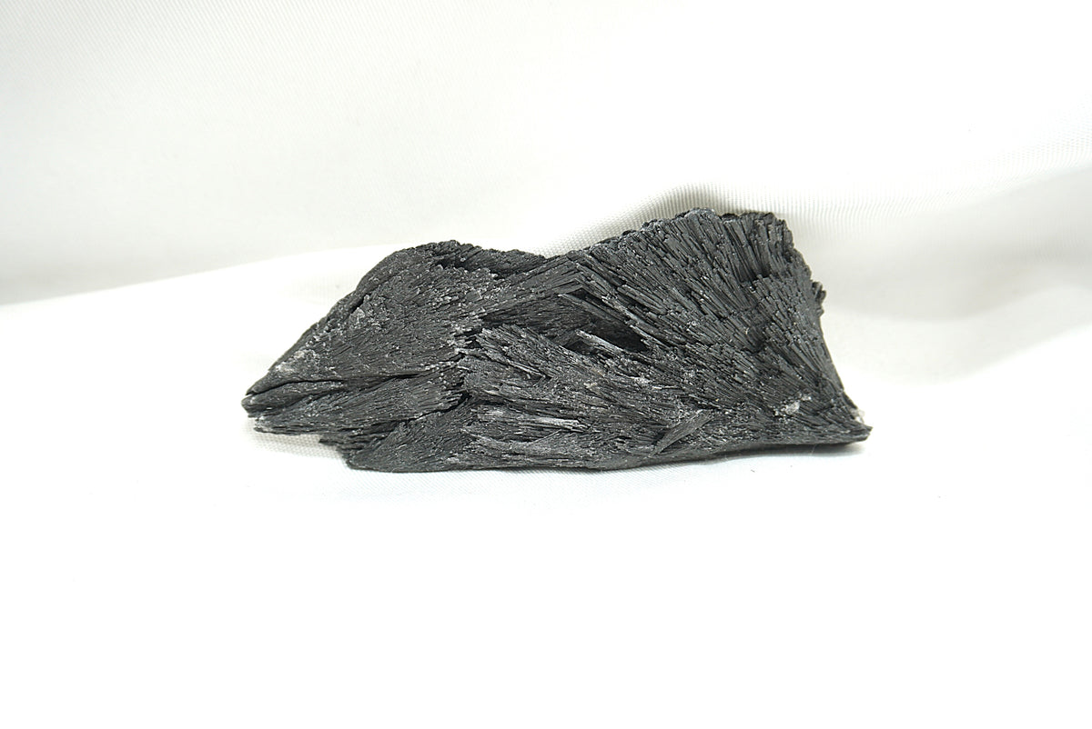 CYANITE NOIRE BRUTE (25 grammes)
