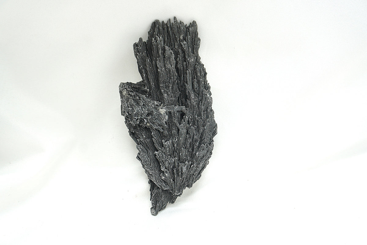 CYANITE NOIRE BRUTE (59 grammes)