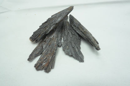 CYANITE NOIRE BRUTE (+ de 10 grammes)