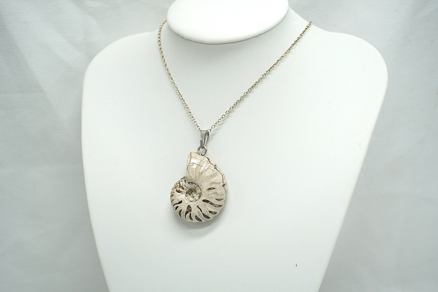 PENDENTIF AMMONITE BLANCHE