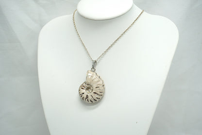 PENDENTIF AMMONITE BLANCHE