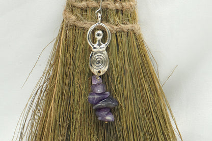 BALAI DE SORCIERE EN GENET NATUREL ET AMETHYSTE