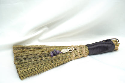 BALAI DE SORCIERE EN GENET NATUREL ET AMETHYSTE