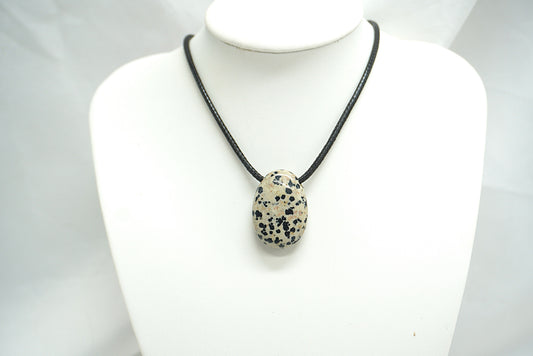 PENDENTIF PIERRE PERCEE JASPE DALMATIEN