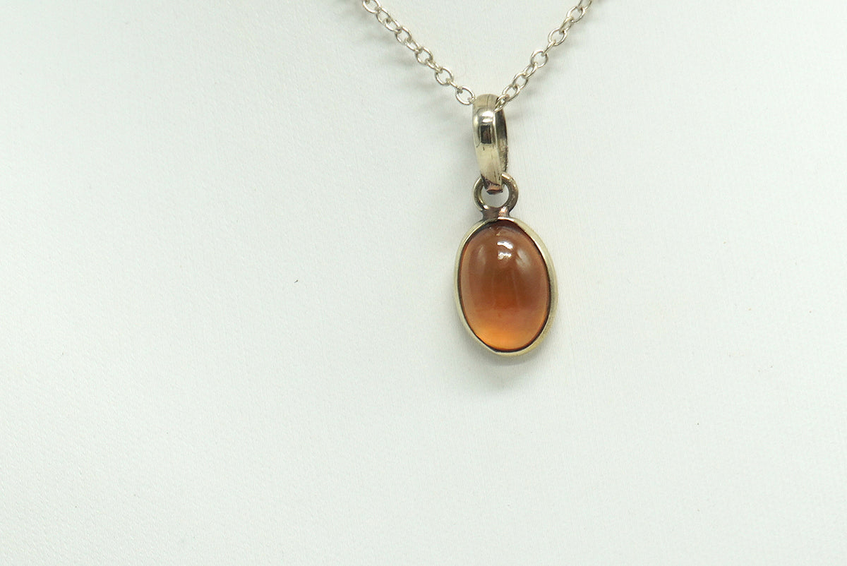 PENDENTIF GRENAT HESSONITE CERCLÉ
