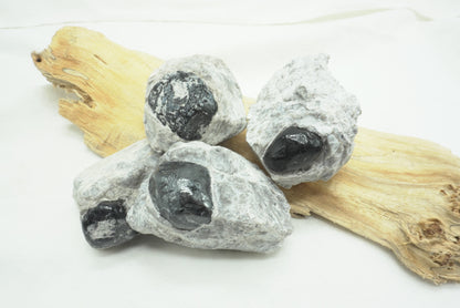 OBSIDIENNE LARME D'APACHE SUR GANGUE