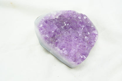 GEODINOS AGATE AVEC CRISTAUX D'AMETHYSTE (490 grammes)