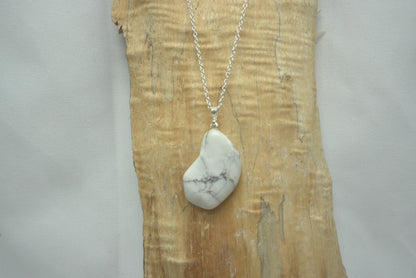 PENDENTIF HOWLITE PIERRE ROULEE