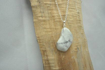 PENDENTIF HOWLITE PIERRE ROULEE
