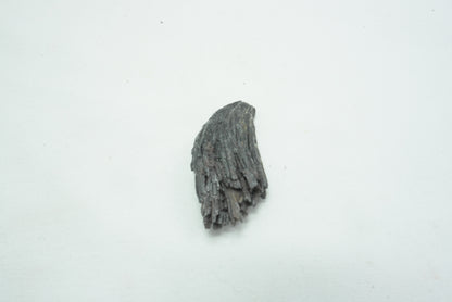 CYANITE NOIRE BRUTE (entre 5 et 10 grammes)