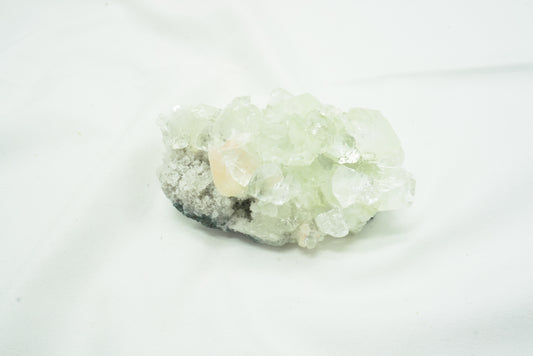 APOPHYLLITE BRUT AVEC HEULANDITE (201 grammes)