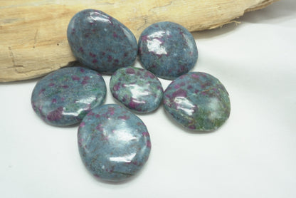GALET PLAT RUBIS SUR CYANITE