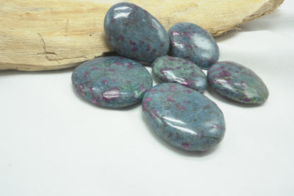 GALET PLAT RUBIS SUR CYANITE