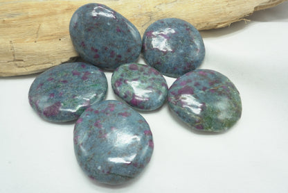 GALET PLAT RUBIS SUR CYANITE