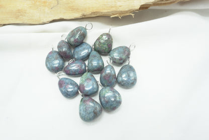 PENDENTIF PIERRE ROULEE RUBIS SUR CYANITE