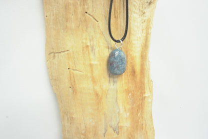 PENDENTIF PIERRE ROULEE RUBIS SUR CYANITE
