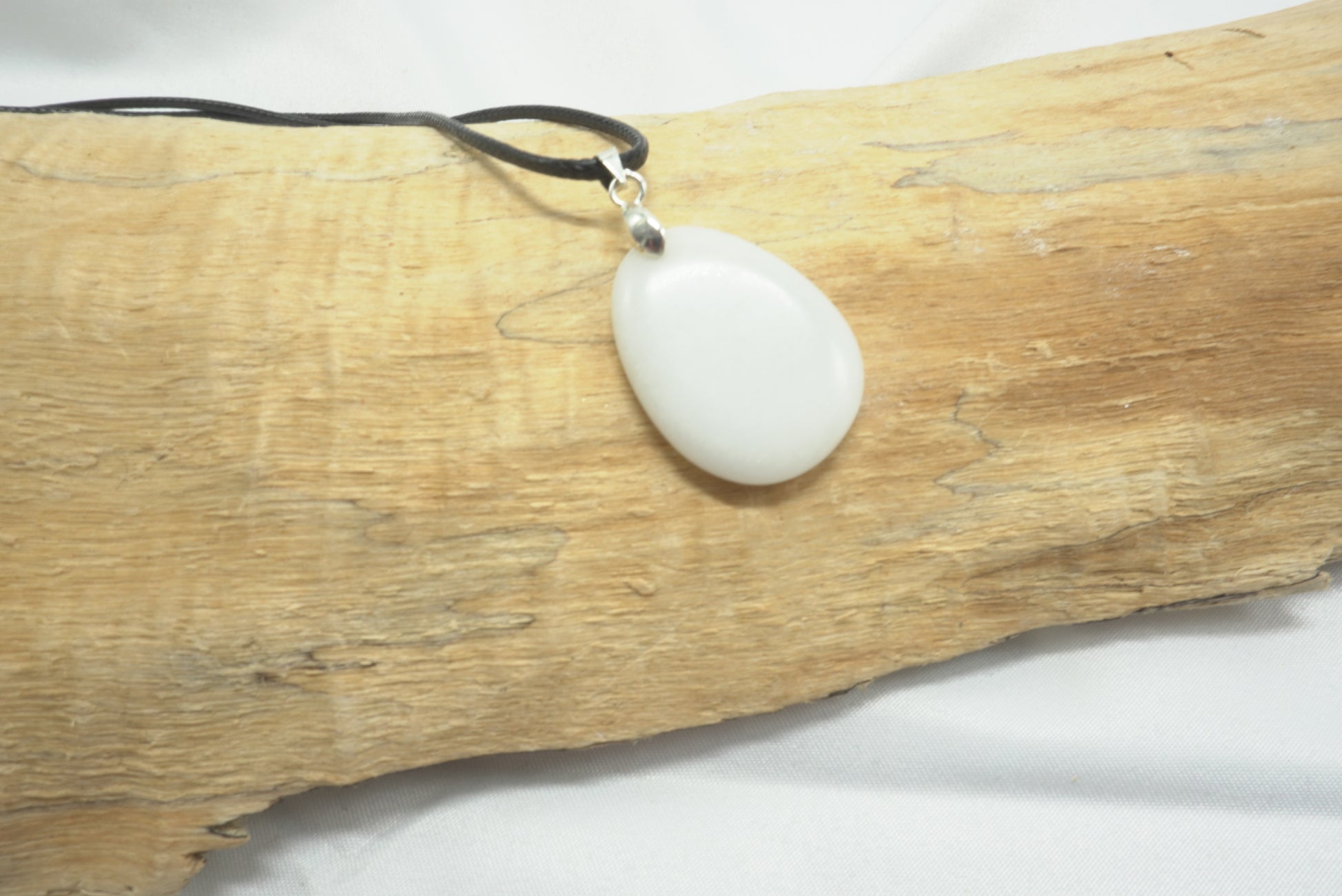 PENDENTIF PIERRE PLATE JADE BLANC