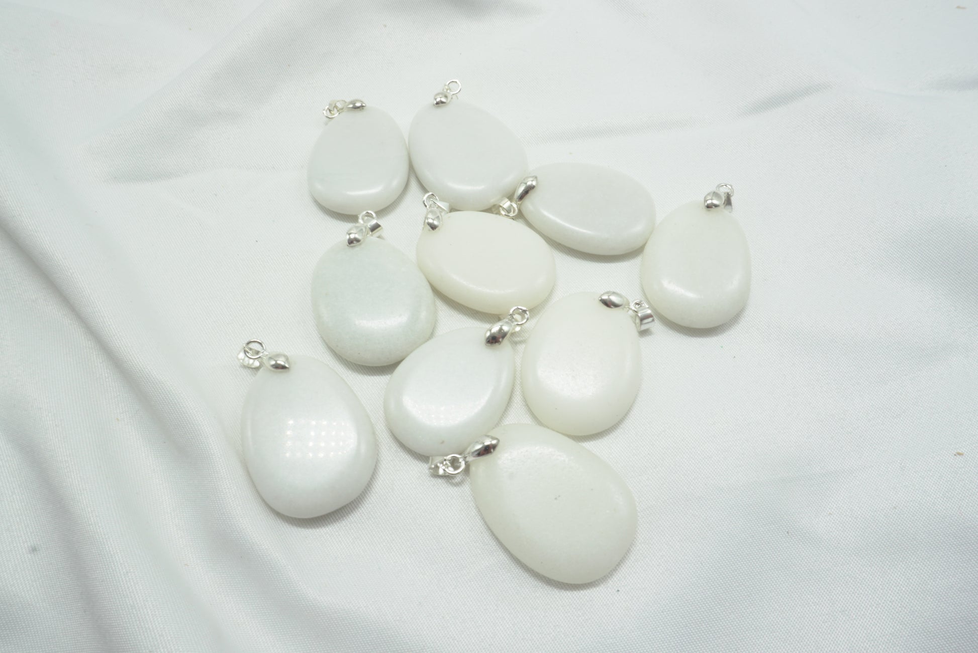 PENDENTIF PIERRE PLATE JADE BLANC