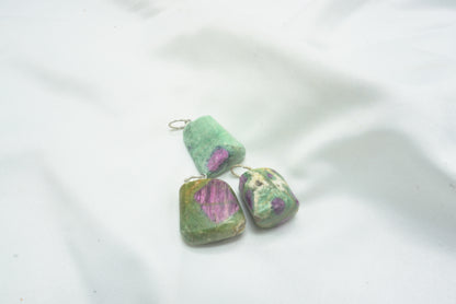 PENDENTIF RUBIS SUR FUSCHITE