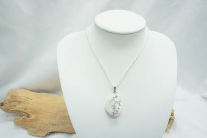 PENDENTIF HOWLITE PIERRE ROULEE