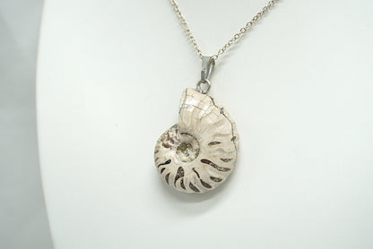 PENDENTIF AMMONITE BLANCHE
