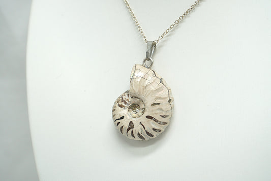 PENDENTIF AMMONITE BLANCHE