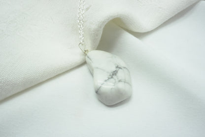 PENDENTIF HOWLITE PIERRE ROULEE