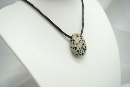 PENDENTIF PIERRE PERCEE JASPE DALMATIEN