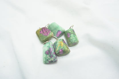 PENDENTIF RUBIS SUR FUSCHITE