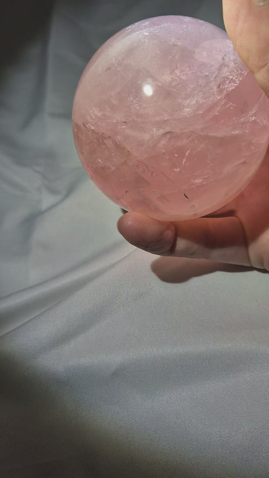 SPHERE QUARTZ ROSE ETOILEE (448 grammes)