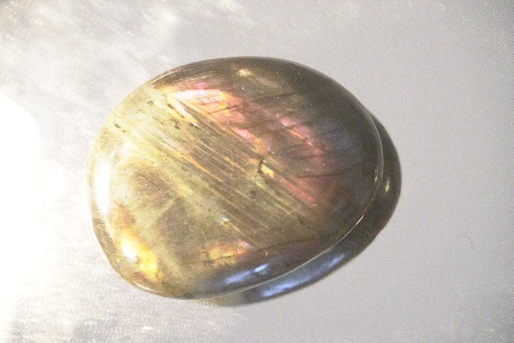 GALET LABRADORITE VIOLET MULTICOLORE