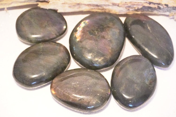 GALET LABRADORITE VIOLET MULTICOLORE