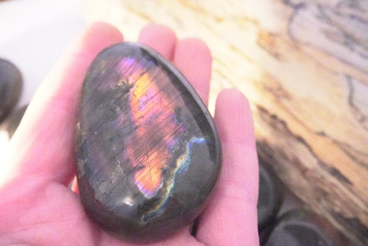 GALET LABRADORITE VIOLET MULTICOLORE